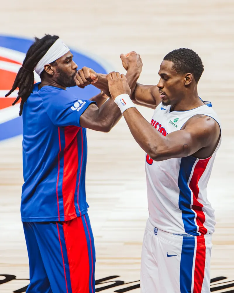 开云网页版-场均抢断盖帽联盟第一！活塞官方分享斯图尔特和杜伦的合影